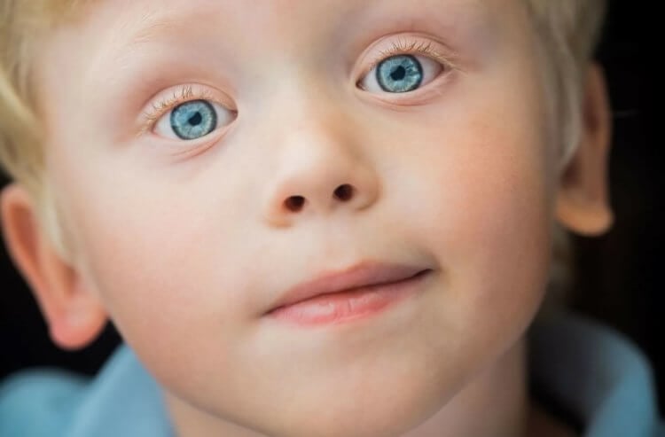Голубые глаза могут изменить цвет. Многие дети рождаются с голубыми глазами, но потом их цвет меняется. Фото.