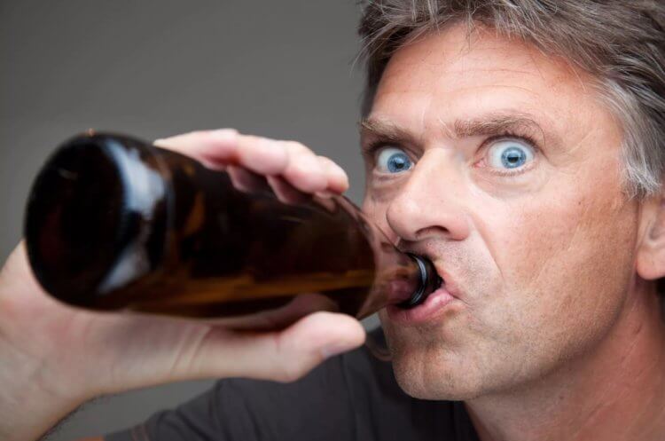 Люди с голубыми глазами склонны к алкоголизму. Голубоглазые люди больше других склонны к алкоголизму, но причина этому все еще не ясна. Фото.