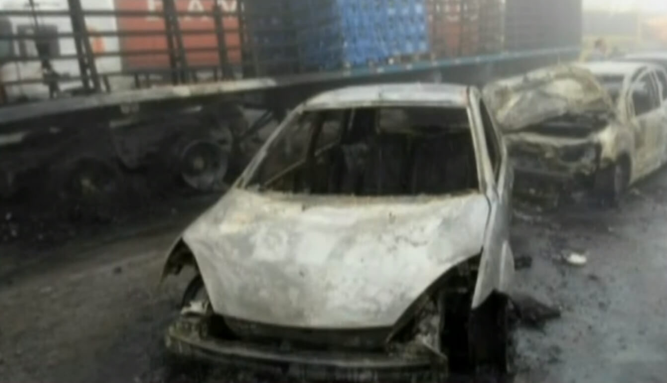 Массовая авария в Бразилии в 2011 году. Сгоревшие автомобили после аварии в Бразилии. Фото.