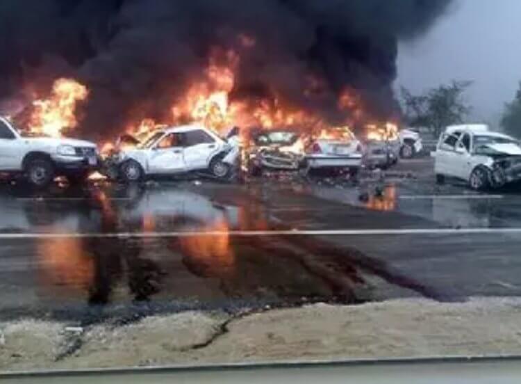 Крупная авария в ОАЭ в 2008 году. Самая большая автомобильная авария в ОАЭ. Фото.