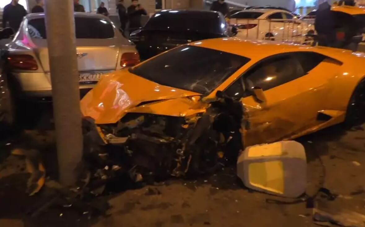 Самая дорогая автомобильная авария. Разбитый Lamborghini в центре Москвы. Фото.