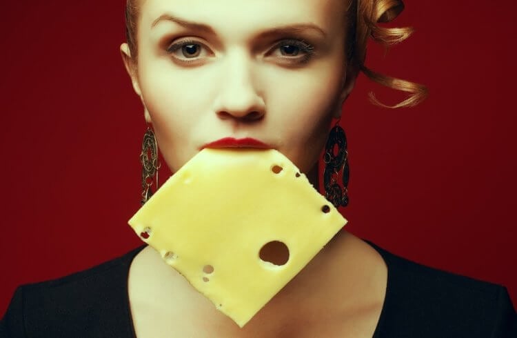 Почему люди любят сыр и становятся от него зависимыми. Некоторые люди так сильно любят сыр, что их можно назвать «сыроманами». Фото.