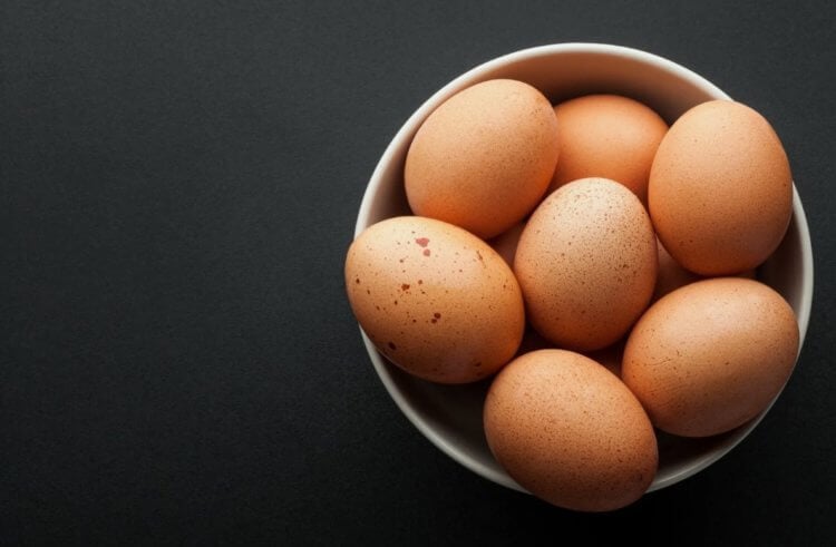 Кровь и мясо. Что за странные красные точки встречаются на яйцах и можно ли их есть (видео)