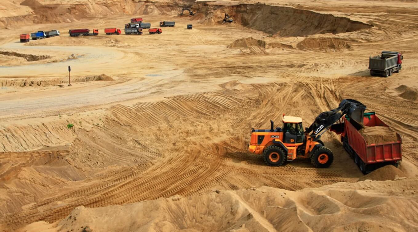 Из чего делают бетон. Для добычи песка используется тяжелая техника, которая выбрасывает в воздух вредные вещества. Фото.
