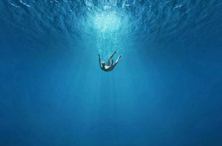 Как смягчить падение. Падать в воду всегда нужно ногами вниз, или с вытянутыми вперед руками. Фото.