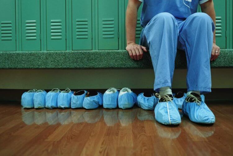Чем опасна грязная обувь. В больницах очень важно носить бахилы — это нужно не только чтобы не занести туда патогены, но и чтобы не привести их оттуда домой. Фото.