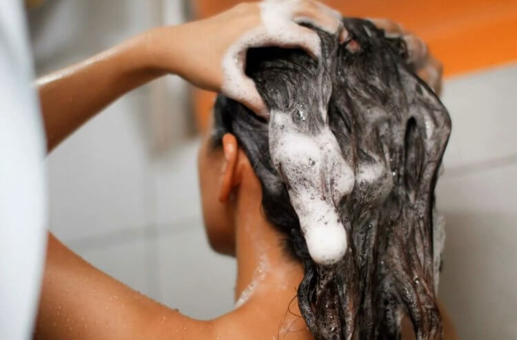Как помыть волосы после бассейна. После купания в бассейне можно помыть волосы специальным шампунем, но часто пользоваться им не рекомендуется. Фото.