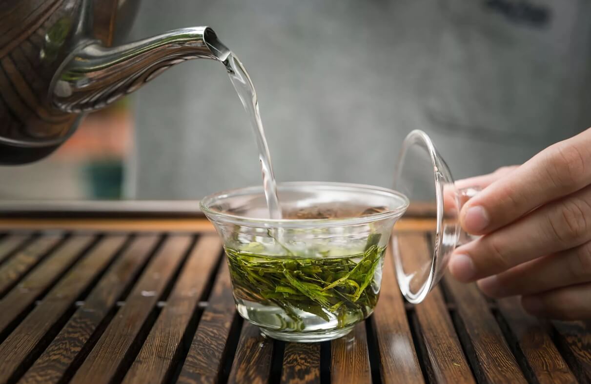 Как правильно варить зеленый чай. Чтобы облегчить заваривание, можно купить чай в пакетиках, но такой вид чая считается опасным для здоровья. Фото.