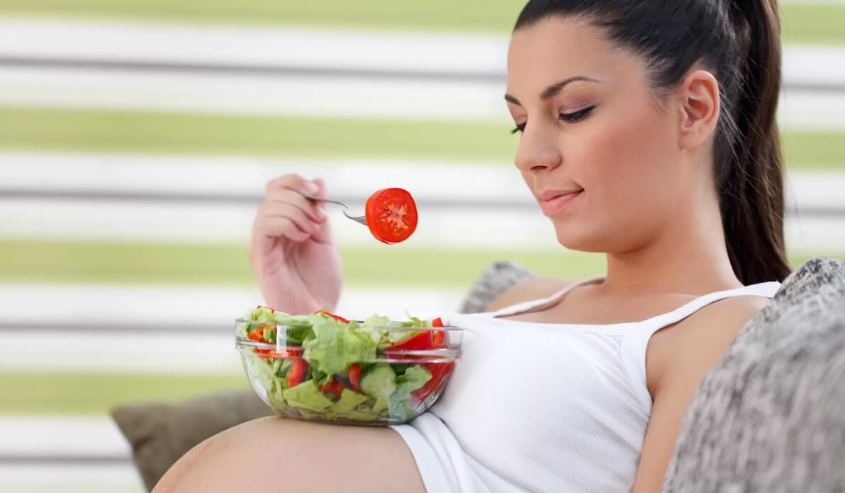 Голод при беременности. Изменение аппетита также является признаком беременности. Фото.