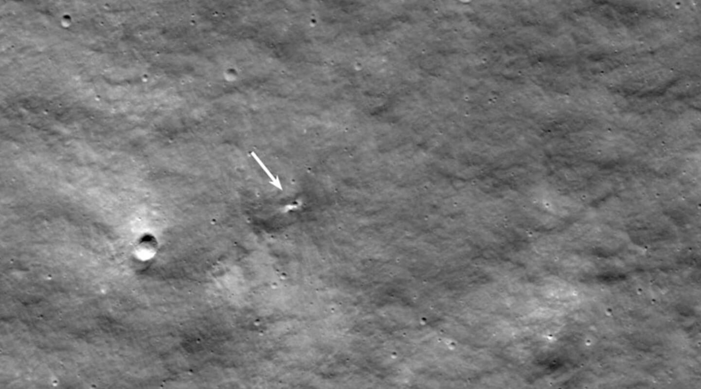 Место крушения станции «Луна-25». Кратер, оставшийся после падения «Луны-25». Фото.