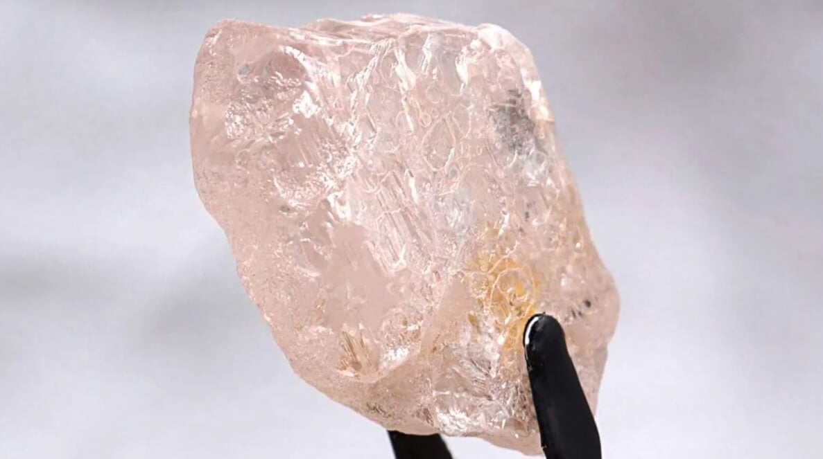Самый дорогой алмаз в мире — почему он розового цвета и стоит миллионы долларов. Алмаз «Роза Луло» — самый дорогой в мире, и уже принадлежит неизвестному покупателю. Фото.