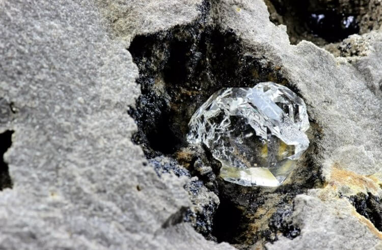Как образуются алмазы. Самому древнему алмазу, который был найден горняками, примерно 3,6 миллиарда лет. Фото.