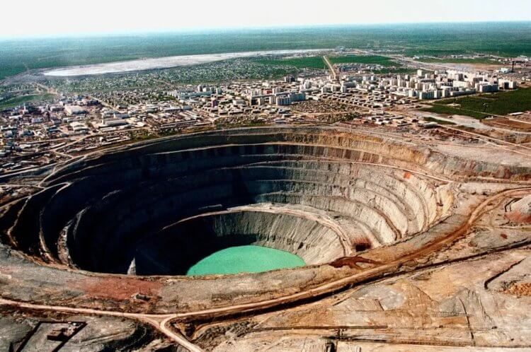 Как образуются алмазы. Кимберлитовая трубка «Мир» в Якутии. Фото.