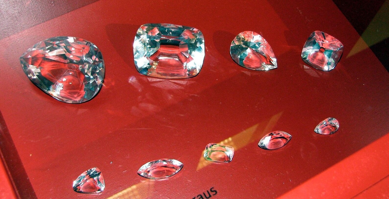 Самый большой алмаз в мире. Стеклянные копии девяти бриллиантов, полученных из алмаза Куллинан. Фото.