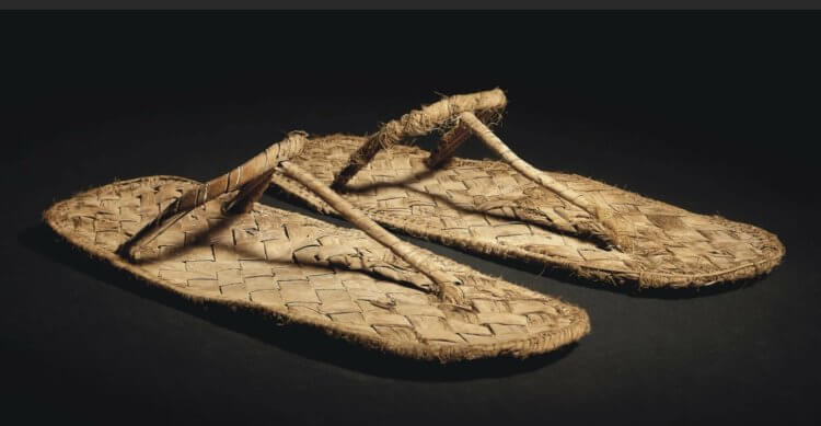 Какой была обувь древних людей. В первую очередь древняя обувь была нужна для защиты от порезов. Фото.