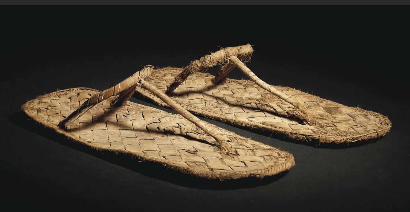 Какой была обувь древних людей. В первую очередь древняя обувь была нужна для защиты от порезов. Фото.