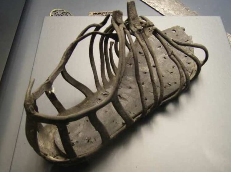 Изучение одежды древних людей. Обувь ледяного человека Эци. Фото.