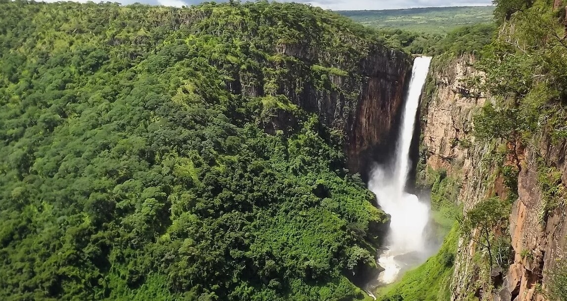 Новое археологическое открытие в Африке. Река Каламбо и одноименный водопад в Африке. Фото.
