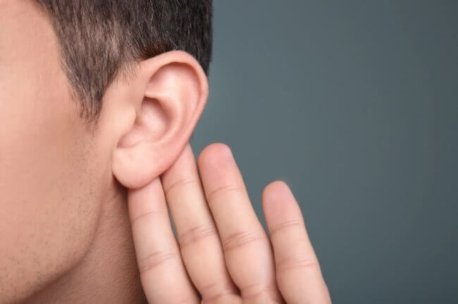 5 признаков того, что у человека ухудшается слух. Фото.