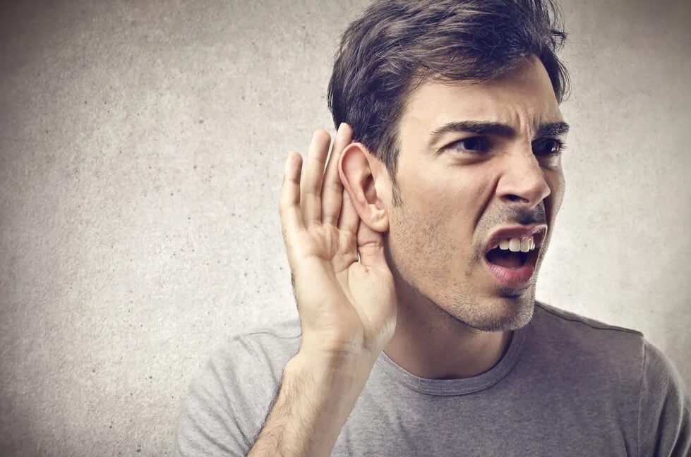 Нарушение слуха влияет на общение с людьми. Логично, что плохо слышащий человек постоянно переспрашивает собеседника — это веский повод обратиться к врачу. Фото.