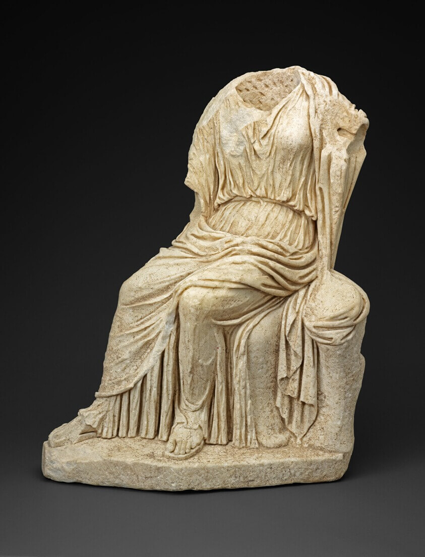 Древнеримские статуи без головы. Статуя сидящей женщины без головы. Фото.