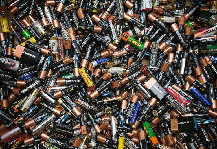 Почему нельзя хранить дома старые батарейки и аккумуляторы. Старые батарейки и аккумуляторы нельзя хранить дома и выбрасывать в мусор. Фото.