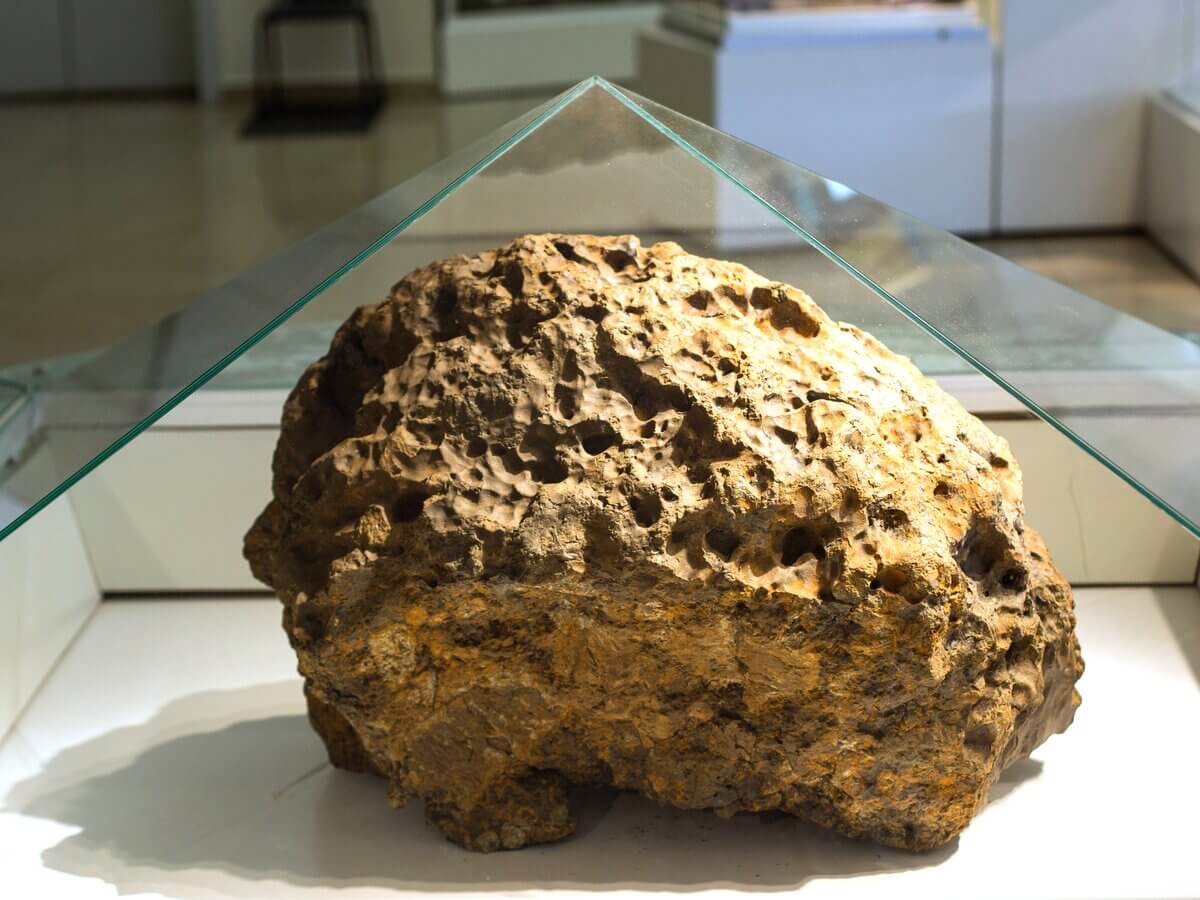 Что происходит с метеоритами в атмосфере. До земли долетело лишь 20% от общей массы Челябинского метеорита. Фото.