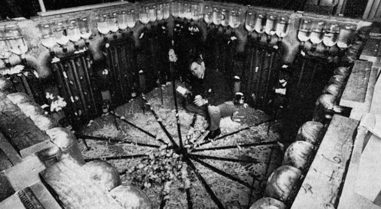 Эксперимент Вселенная-25. Джон Б. Кэлхун с колонией мышей, принявших участие в эксперименте. Фото.