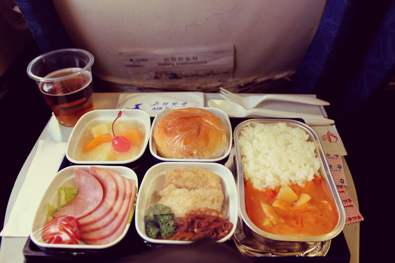 Как слух влияет на вкус. Еда в самолете во время перелета кажется менее вкусной. Фото.