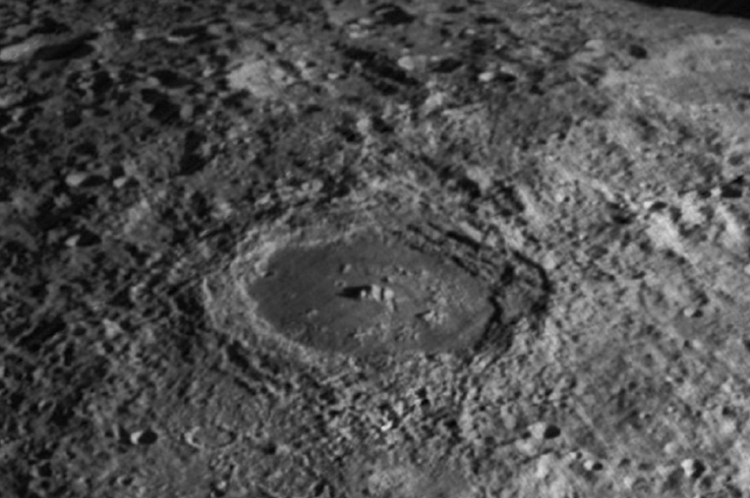 Откуда на Луне взялся источник тепла. Источник тепла на Луне находится под кратером Комптон-Белькович. Фото.