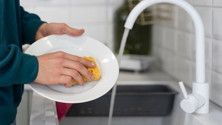 Какие болезни передаются через бактерии. Мочалки для посуды сами могут содержать опасные бактерии. Фото.