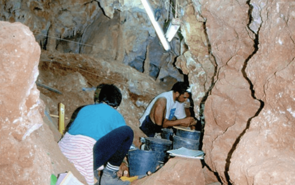 Неандертальцы готовили пищу на костре. Пещера неандертальцев Грута-де-Оливейра, где были обнаружены остатки костров. Фото.