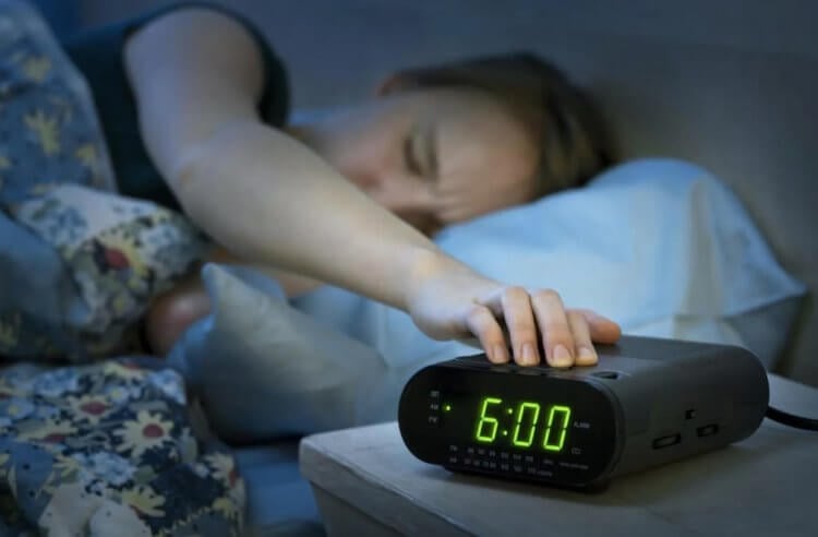 Влияние утреннего сна на самочувствие. Некоторые люди ставят только один будильник, но многократно называют кнопку «вздремнуть». Фото.