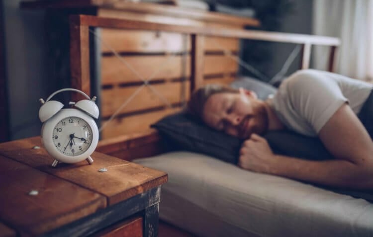 Изучение человеческого сна. В среднем дополнительный сон по утрам длится 22 минуты. Фото.