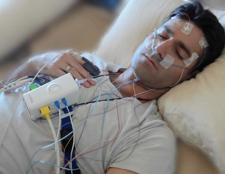 Изучение человеческого сна. К участникам эксперимента были присоединены датчики для слежения за сном. Фото.