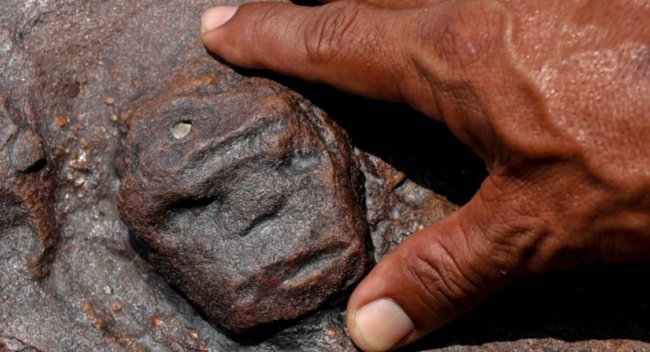 Крупная засуха на Амазонке помогла археологам найти «каменные головы» возрастом 2 000 лет. Фото.
