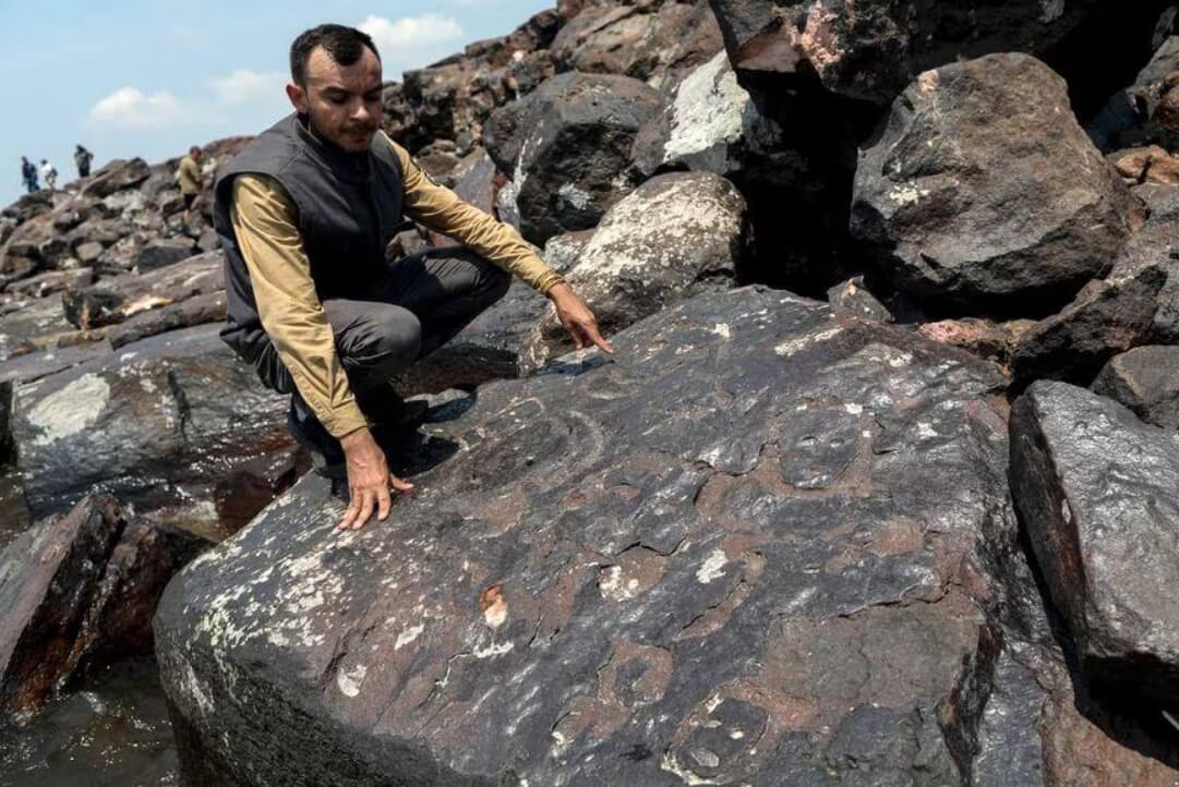 Лица из камня в Амазонке. В реке Рио-Негро лежало огромное количество крупных камней с древними гравюрами. Фото.
