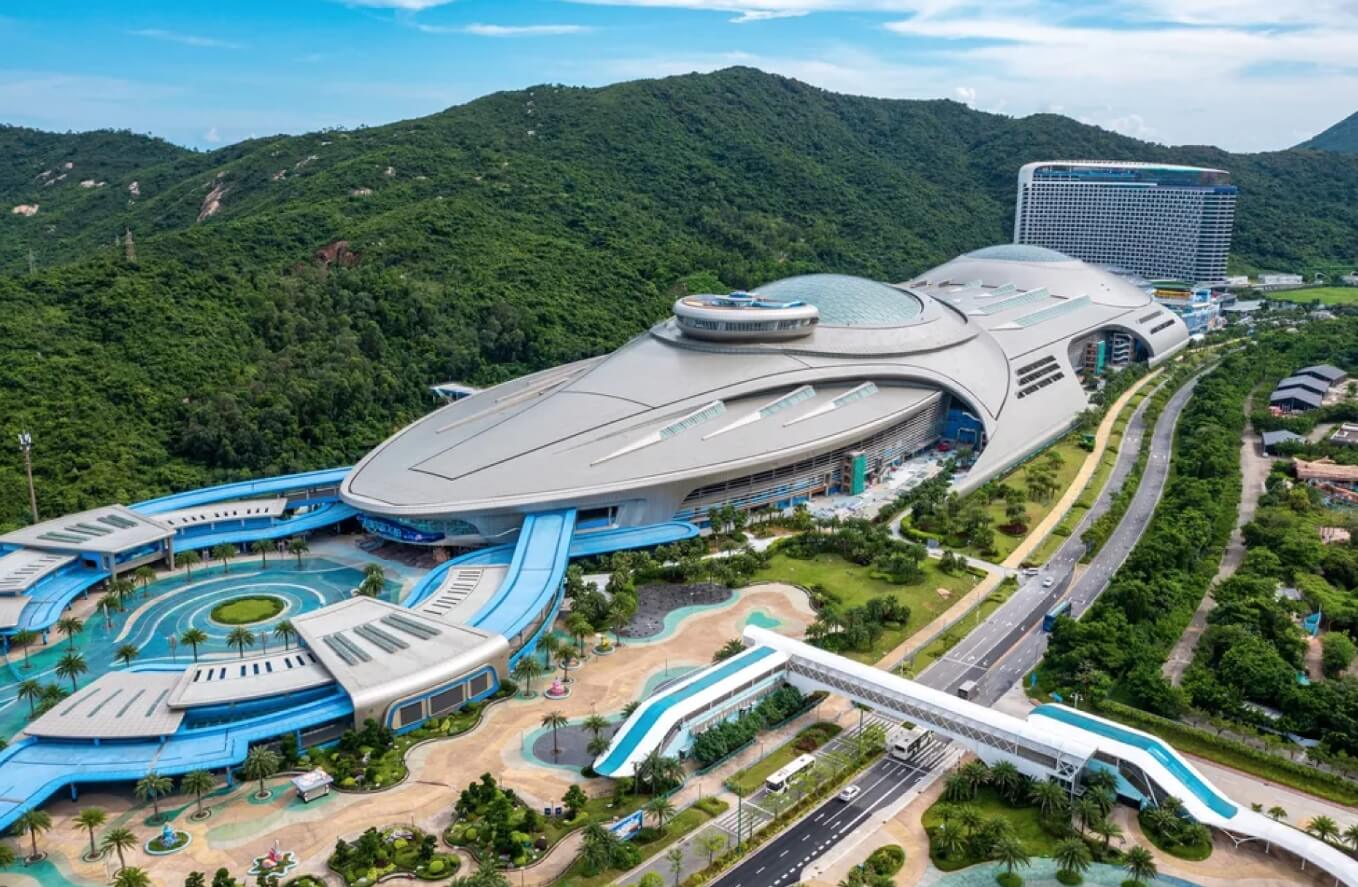 Самый большой аквариум в мире для них слишком мал. Самый большой бассейн в мире Chimelong Spaceship был открыт в сентябре 2023 года. Фото.