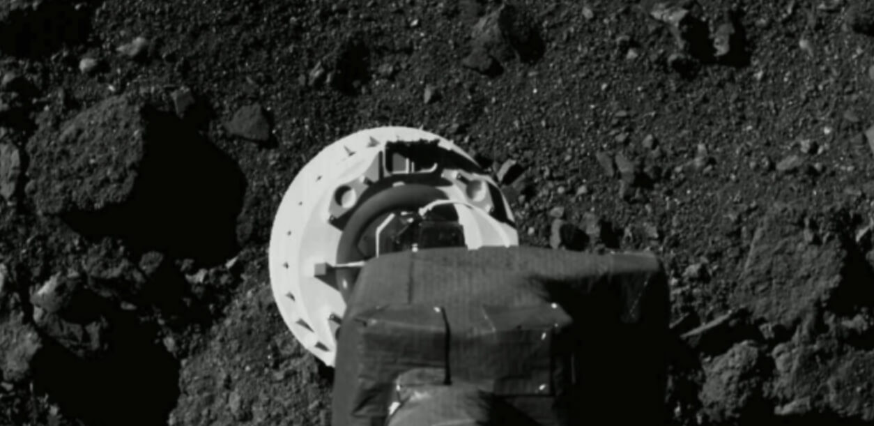 Из чего состоит астероид Бенну. Момент извлечения грунта с астероида Бенну космической станцией OSIRIS-REx. Фото.