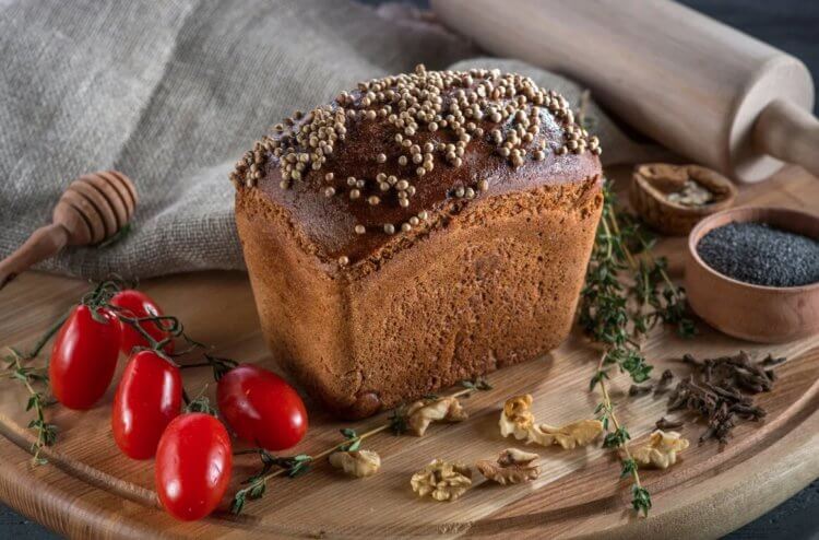 Рецепт бородинского хлеба. Многие люди обожают черный хлеб из-за его сладковатого вкуса. Фото.