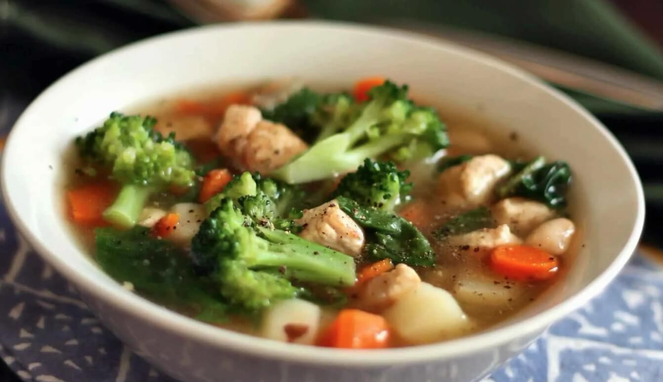 Польза куриного супа с овощами. В куриный суп обязательно нужно добавлять овощи — так он будет еще полезнее. Фото.