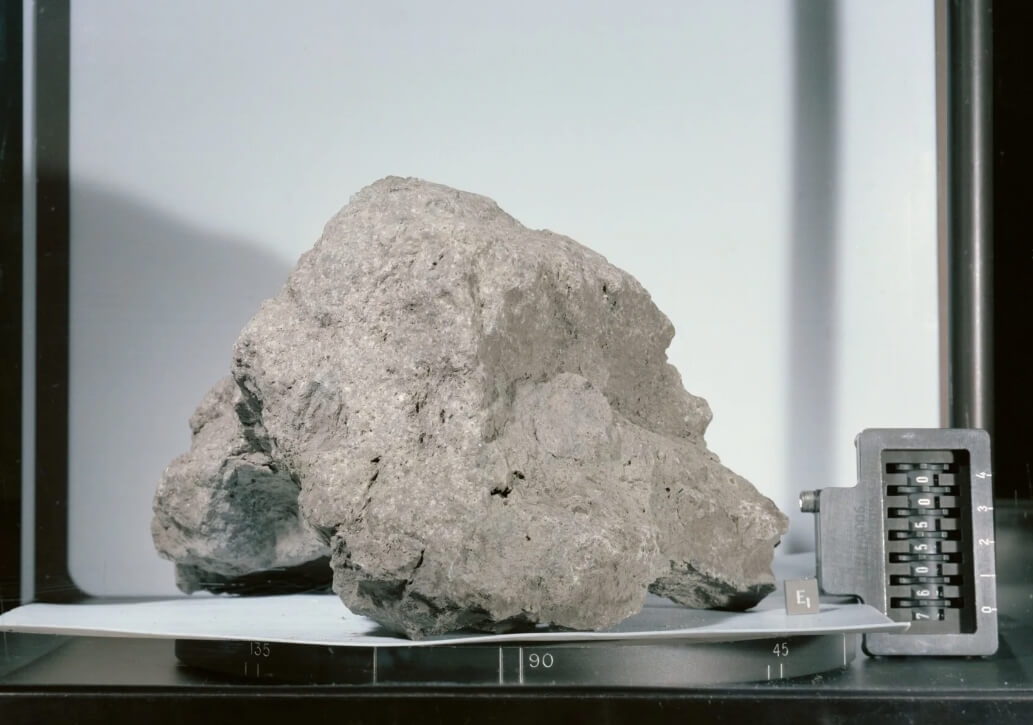 Сколько стоит лунный грунт. Один из образцов лунного грунта, добытый астронавтами NASA в 20 веке. Фото.