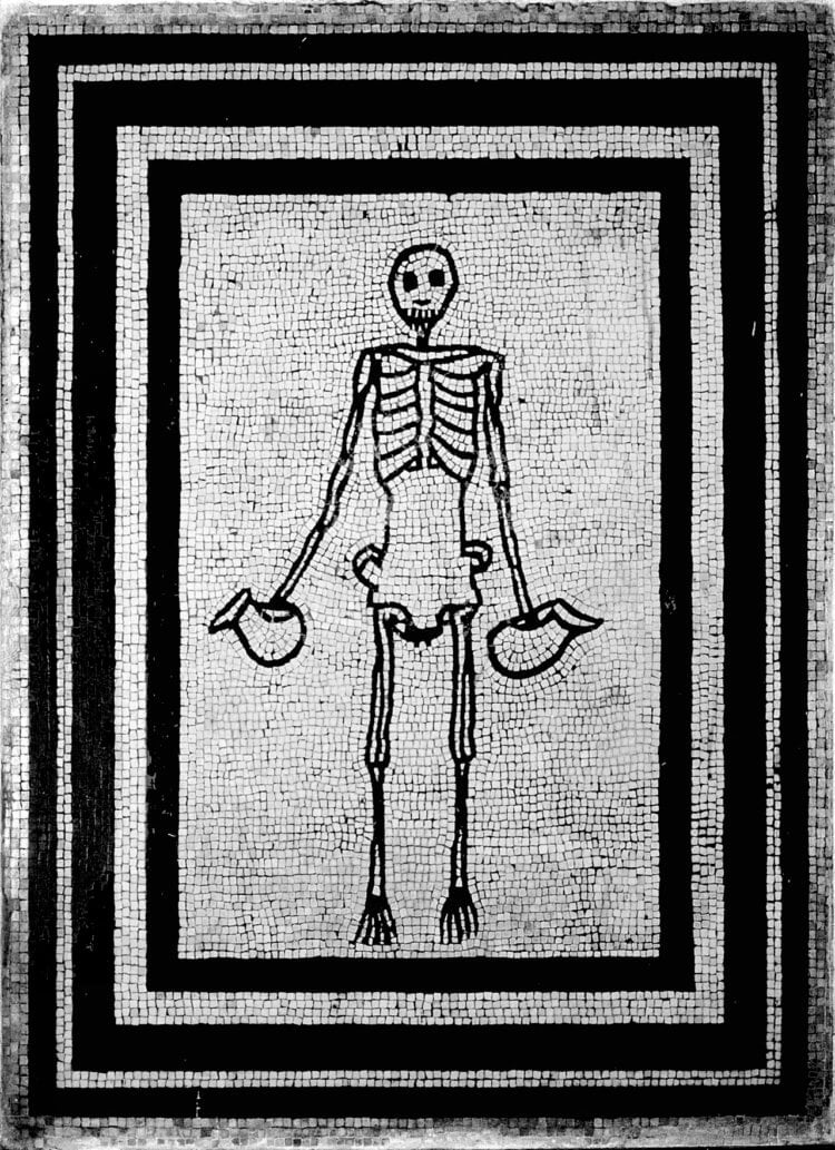 Приметы и суеверия в Древнем Риме. Мозаика с изображением скелета. Фото.