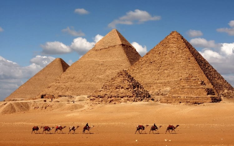 Как хоронят людей в разных странах. Египетские пирамиды — это гробницы, посвященные фараонам. Фото.