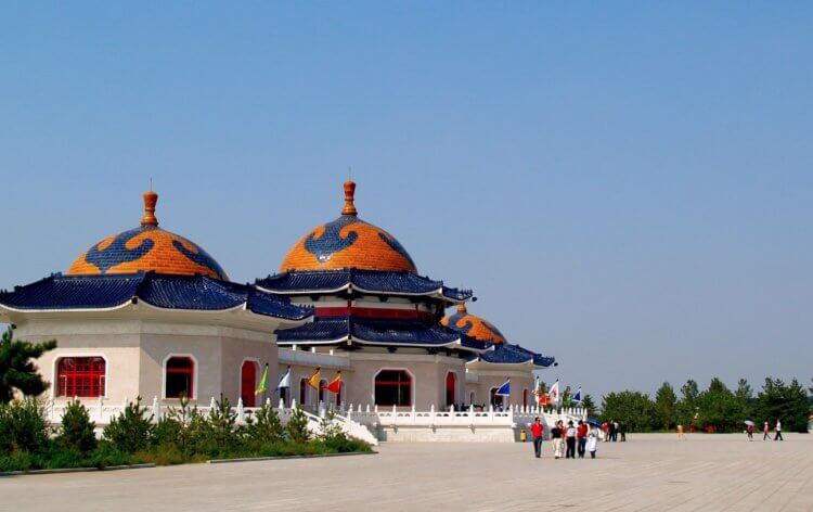 Где спрятана могила Чингисхана. Во Внутренней Монголии есть Мавзолей Чингисхана, но это не место его погребения. Фото.