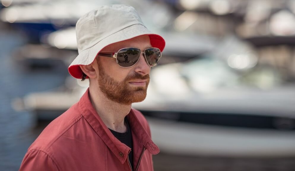 Лысым людям необходимо носить головной убор. Фото.