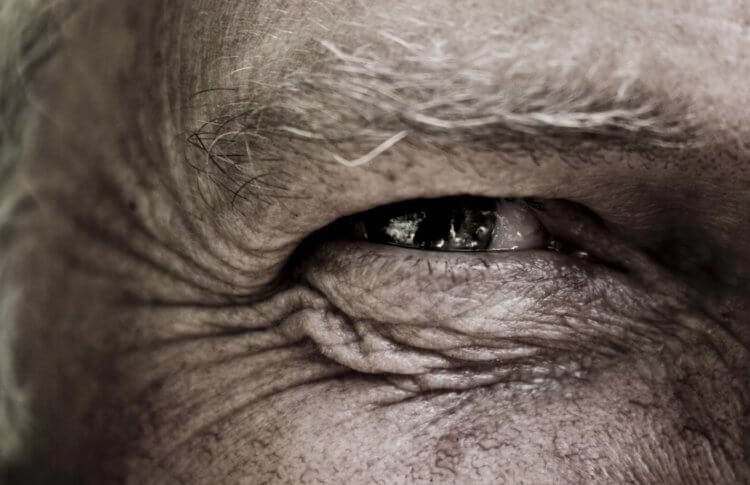 Проверка зрения на дому. Людям старше 50 лет рекомендуется проверять зрение чаще, чем остальным. Фото.