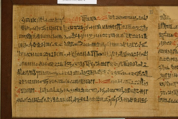 Работа древнеегипетского ученика, исправленная красной пастой. В Древнем Египте для рукописей использовали иератическое письмо. Фото.