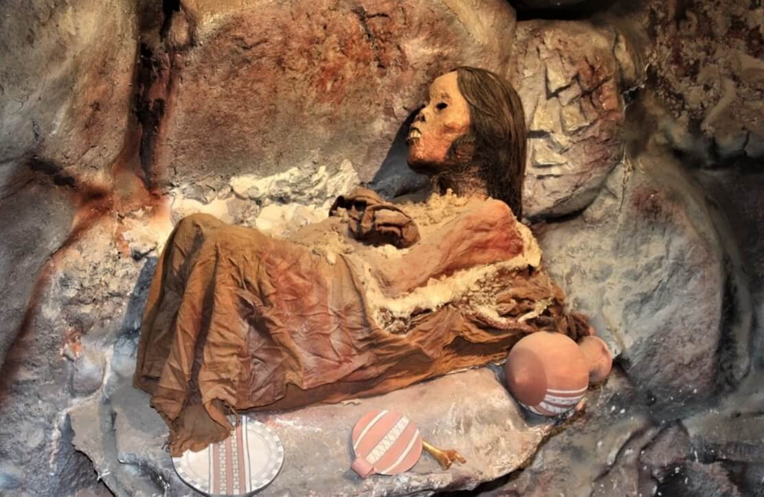 Мумия Хуаниты в Перу. Мумия девушки, найденная у подножия вулкана Ампато. Фото.