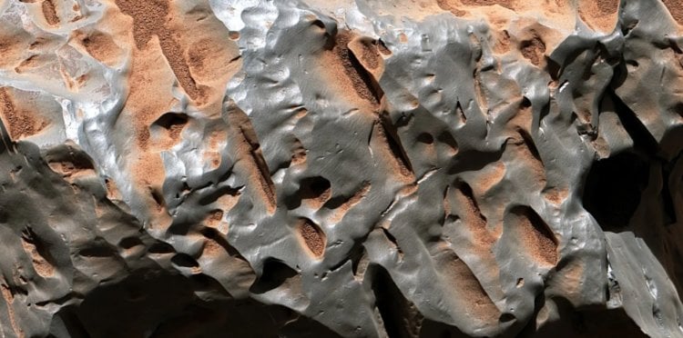 Марсианские метеориты. Некоторые упавшие на Землю метеориты родом с Марса. Фото.